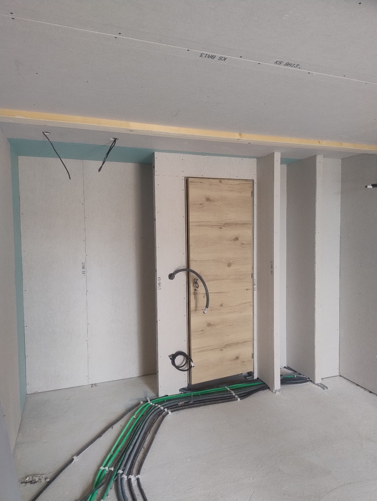 Pose d’une porte invisible avec cloison dans un domaine pour un rendu discret et moderne à Hyères, dans le Var