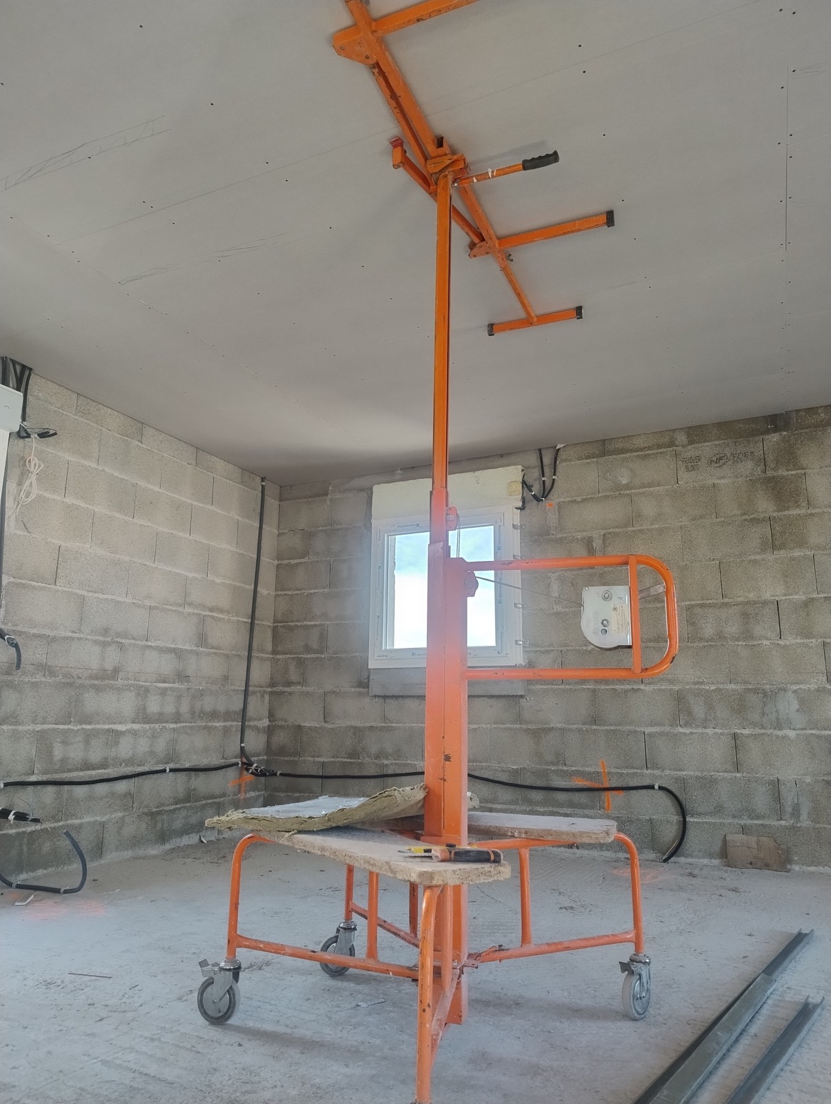 prix Faux plafond suspendu avec ossature métallique, isolation thermique et phonique réalisé à Hyères, près de La Londe-les-Maures et du Lavandou par Elya Placo.