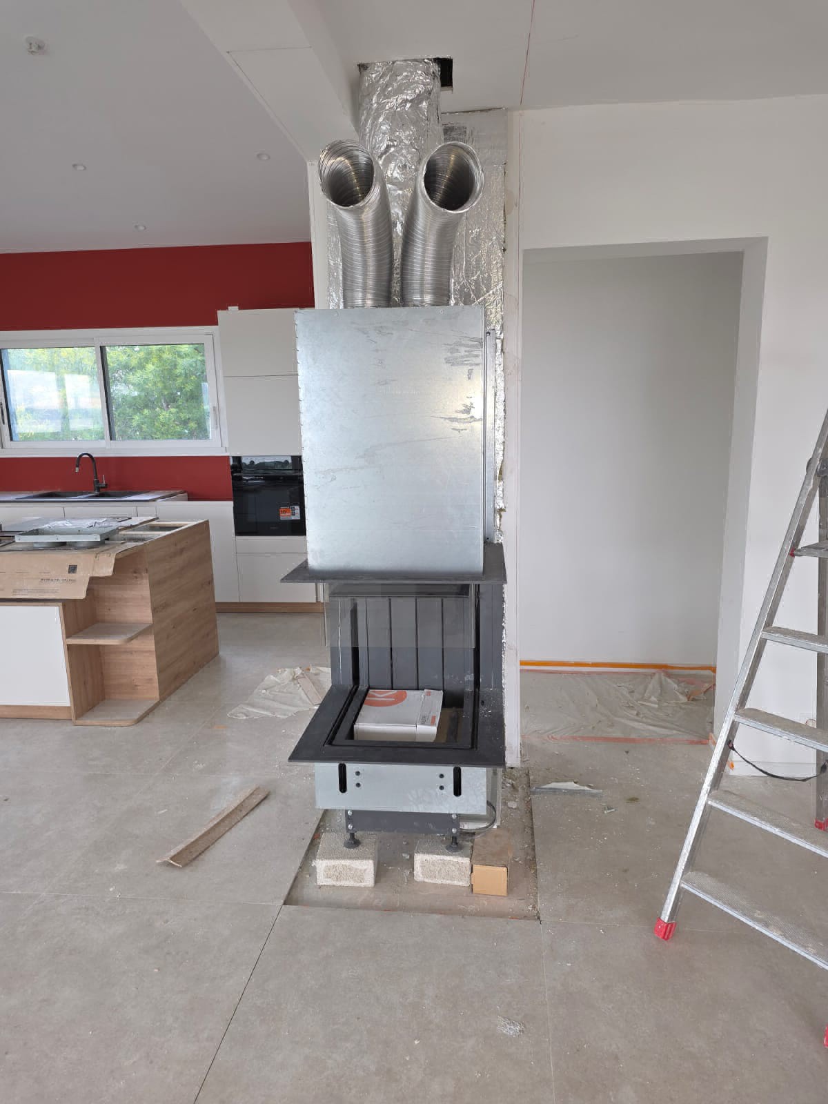 L’art de coffrer le feu à Sainte-Maxime : Habillage design en placo coupe-feu pour poêles et cheminées près de Saint-Tropez