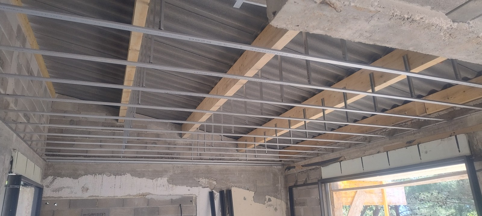 Faux plafond suspendu sur ossature métallique