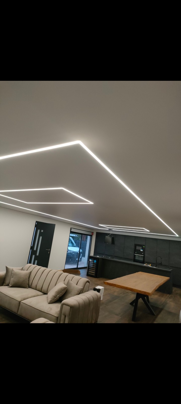 Artisan isolation: Peinture mate acrylique avec ratissage et lissage sur murs et plafonds réalisés par Elya Placo à La Londe-les-Maures : des finitions impeccables pour vos espaces.