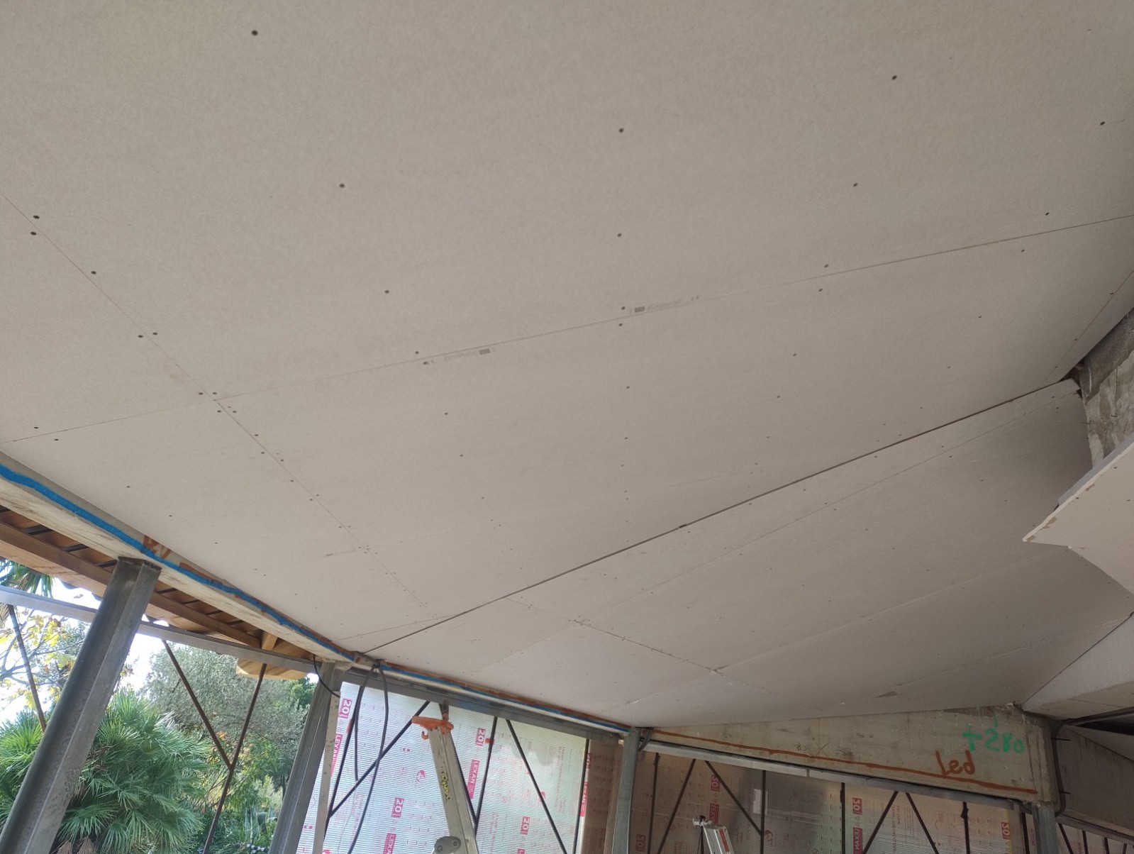Faux Plafond avec Isolation Thermique et Phonique à Hyères pour Optimiser le Confort et Moderniser l’Espace Intérieur