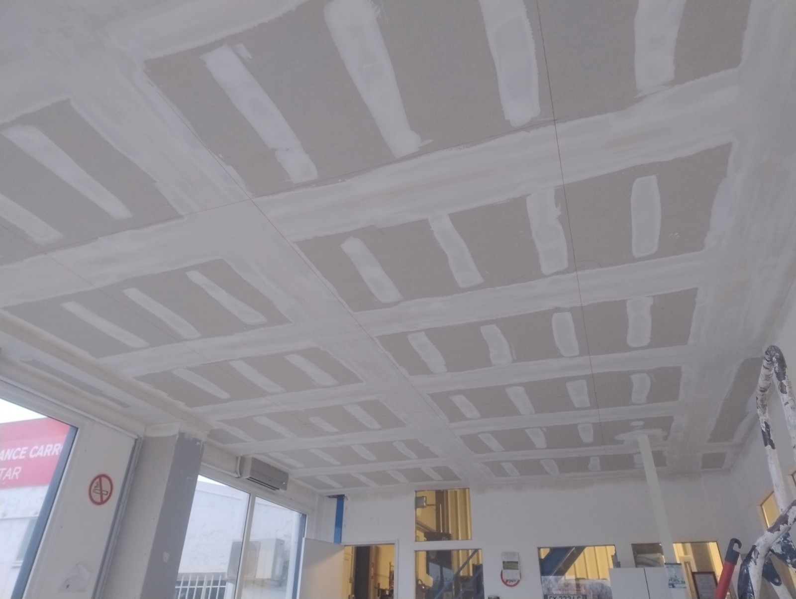 plafond suspendu acoustique avec ossature métallique et bandes à joint entre plaques avec finition à La Crau, près de Hyères et La Londe-les-Maures, dans le Var 83.