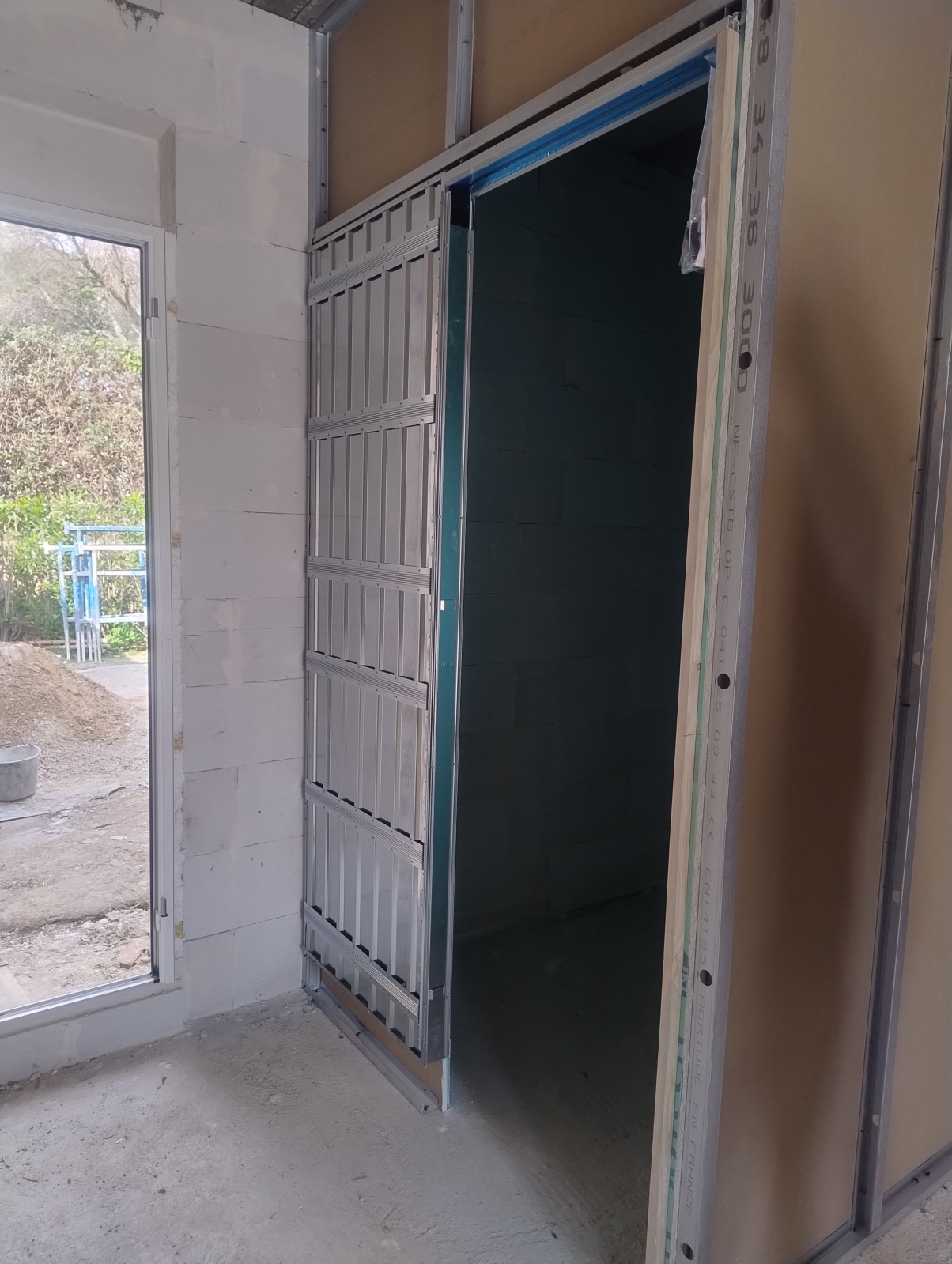 Installation d’une porte à galandage Scrigno avec ceinture métallique, cloison isolée en placo hydrofuge pour l’aménagement d’une douche à Hyères, dans le Var