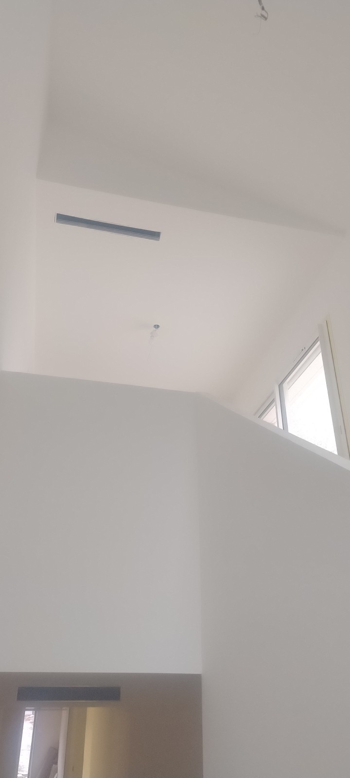 Travaux de faux plafond avec cloison et peinture blanc mat à Hyères