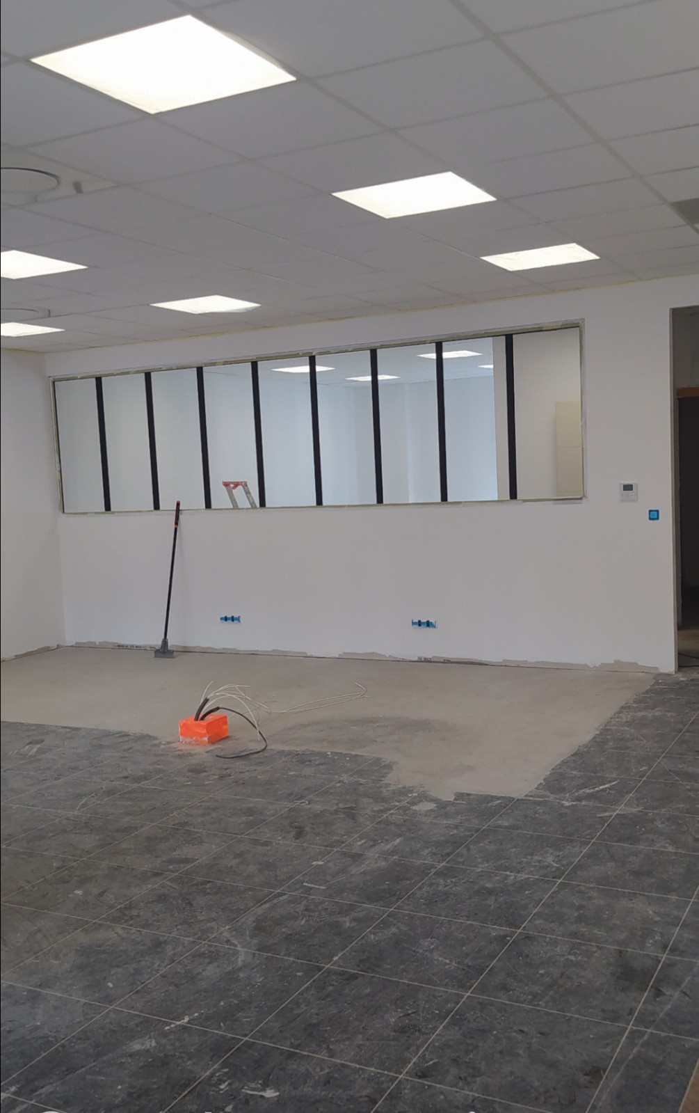 Artisan poseur de verriere sur placo encastrée dans une cloison phonique avec plafond en dalle réalisée par Elya Placo à Toulon : design, isolation et fonctionnalité garanties.