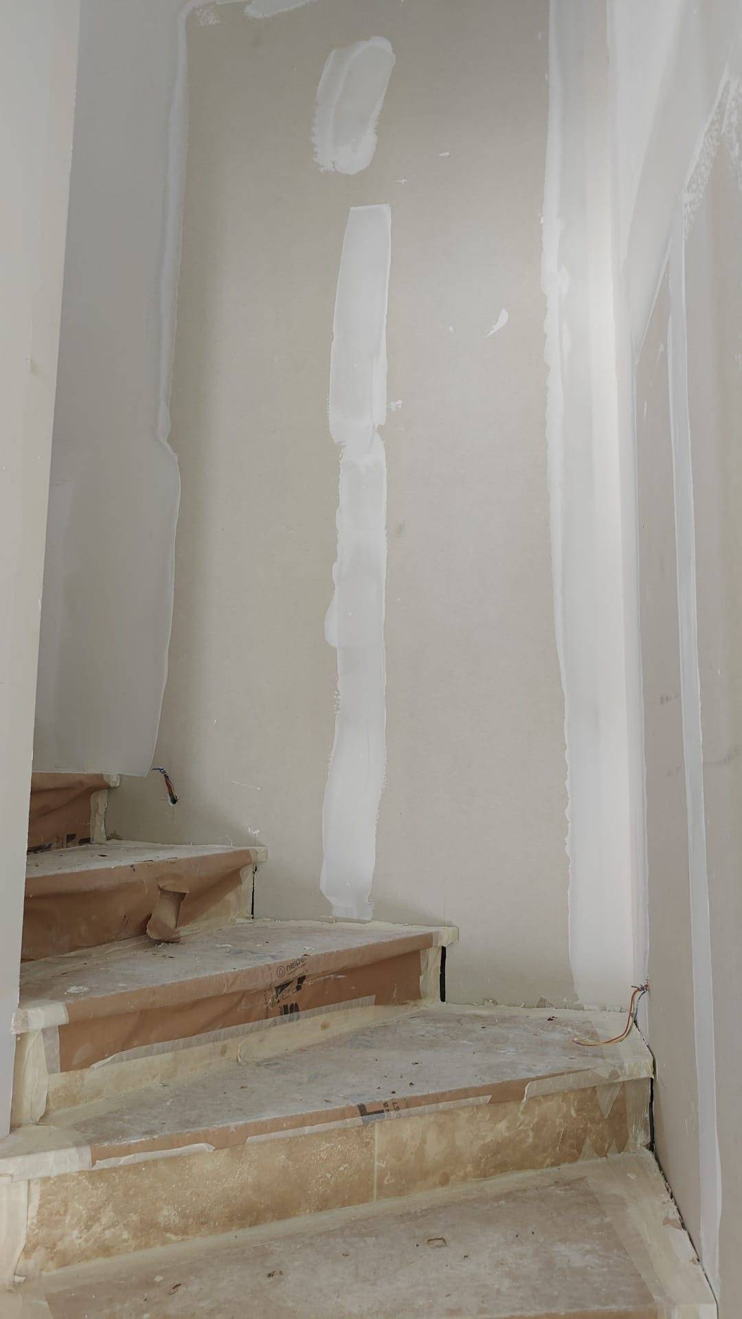 Rénovation de cage d'escalier avec doublage en Placo Phonique par entreprise plaquiste à Toulon La Garde