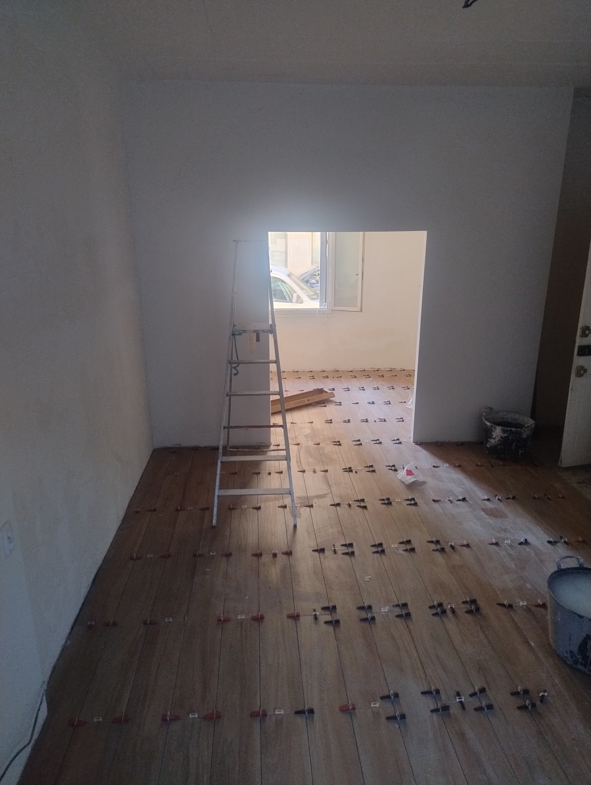 Pose de carrelage soignée à Hyères avec plinthes assorties et traitement complet des fissures murales pour une finition durable et esthétique