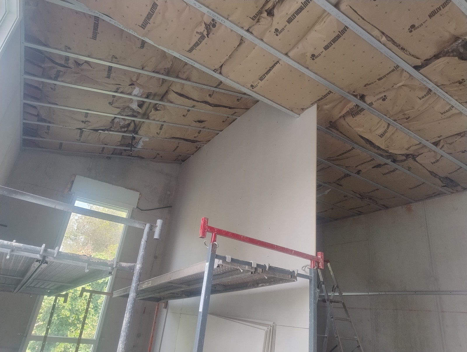 Travaux d’isolation thermique et phonique de plafond rampant à Hyères pose d’ossature métallique mise en place d’isolant performant et habillage en plaque de plâtre