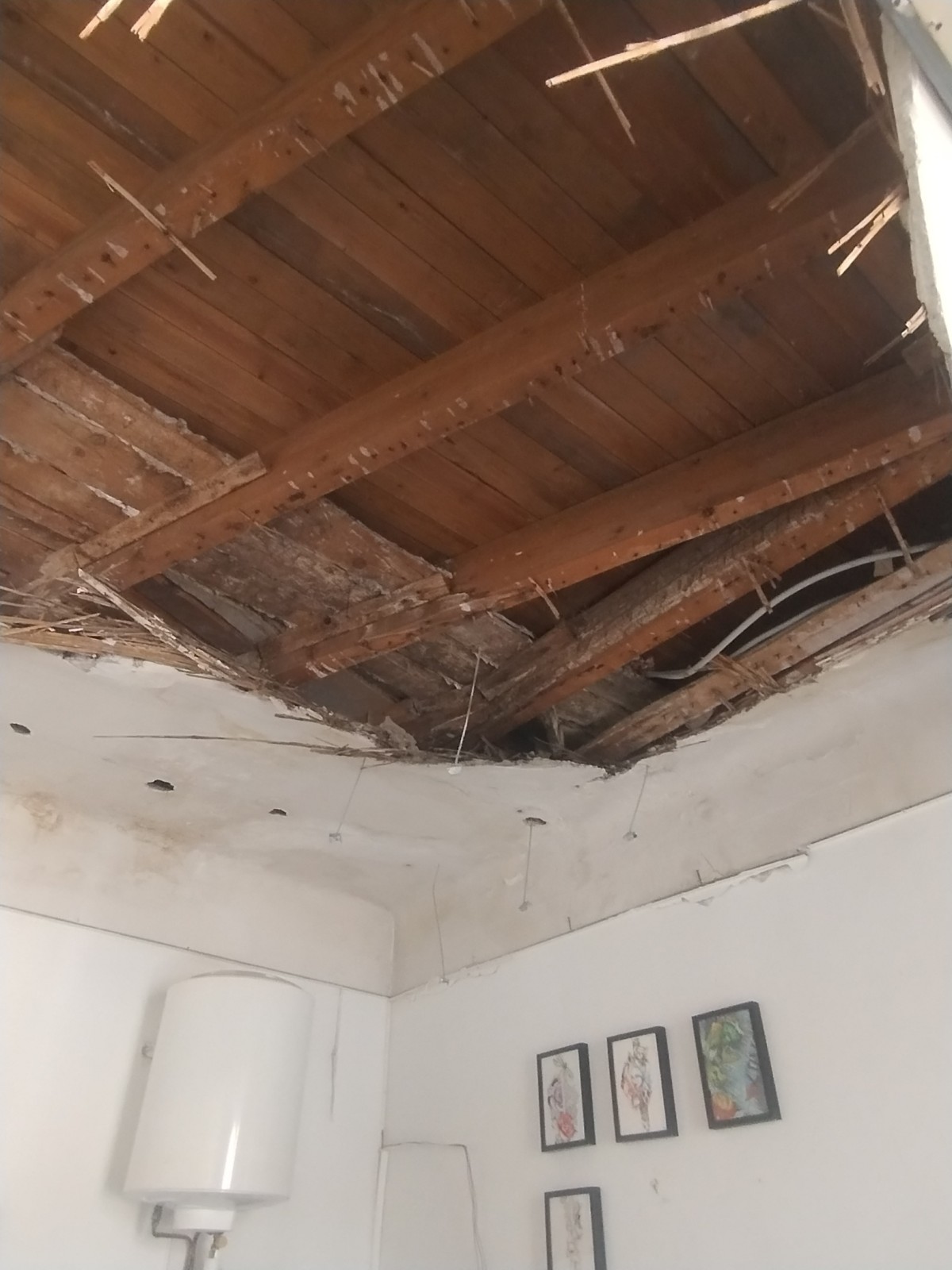 rénovation complète après infiltration d’eau et effondrement de faux plafond hyeres proche carqueiranne