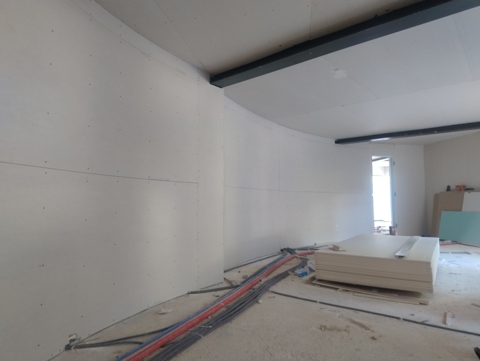 Cloison arrondie en placo avec ossature métallique et isolation phonique réalisée à Bandol : une solution design et performante pour vos espaces intérieurs.