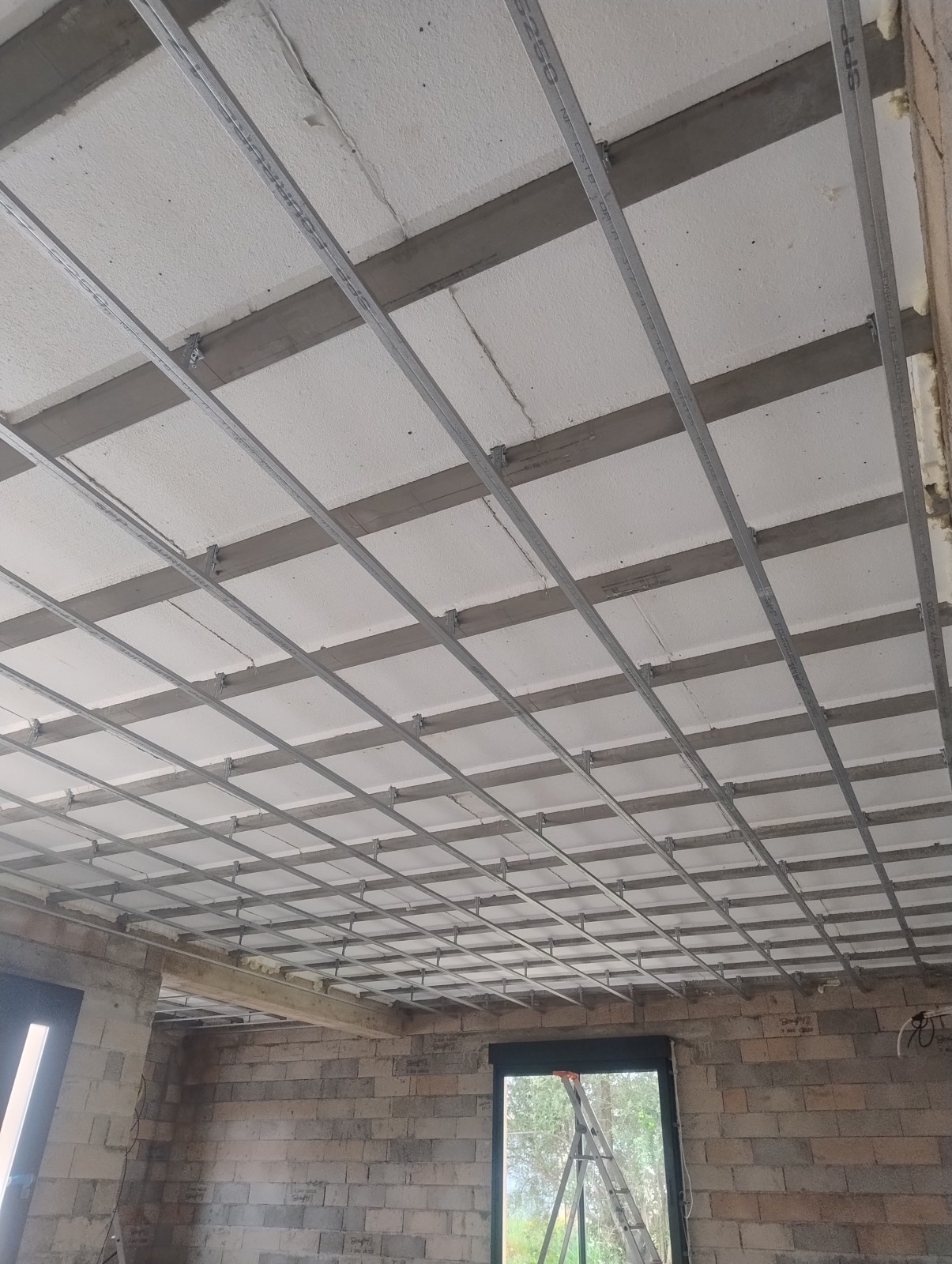 Isolation par un faux plafond avec ossature métallique Hyères proche Carqueiranne