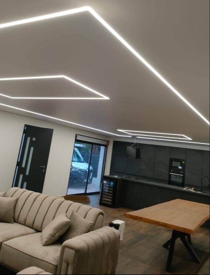 faux plafond suspendu décoratif avec intégration de lignes lumineuses LED 