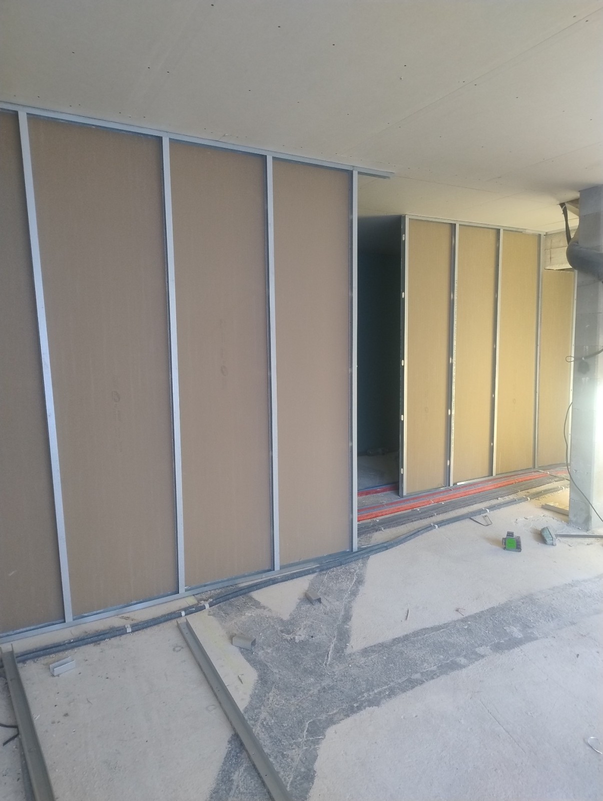 prix d une cloison en placo cloison avec ossature métallique solide et de qualité à Hyères : un travail soigné avec des matériaux fiables pour une durabilité optimale.