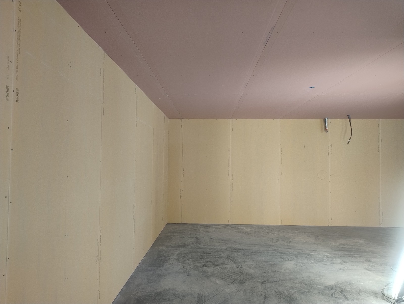 Faux plafond en BA13 coupe-feu sur ossature métallique avec isolation de 200 mm, avec doublage en plaque de plâtre BA13 PREGYWAB à La Londe-les-Maures près de Hyères.