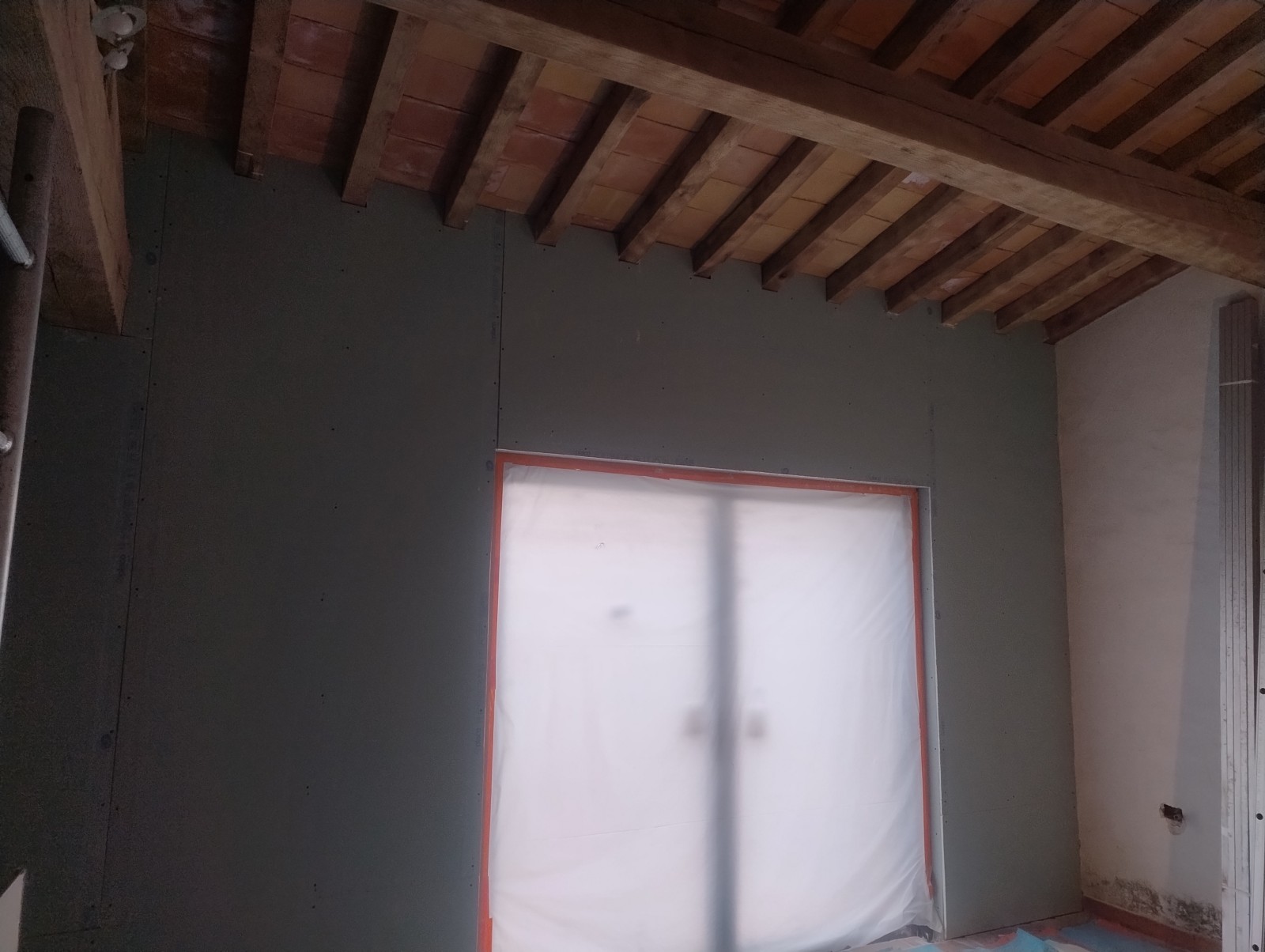 Doublage complexe avec cintre, isolation thermique et phonique, trappe de visite invisible et finition en placo hydrofuge, avec conservation des poutres apparentes Hyères proche Toulon var