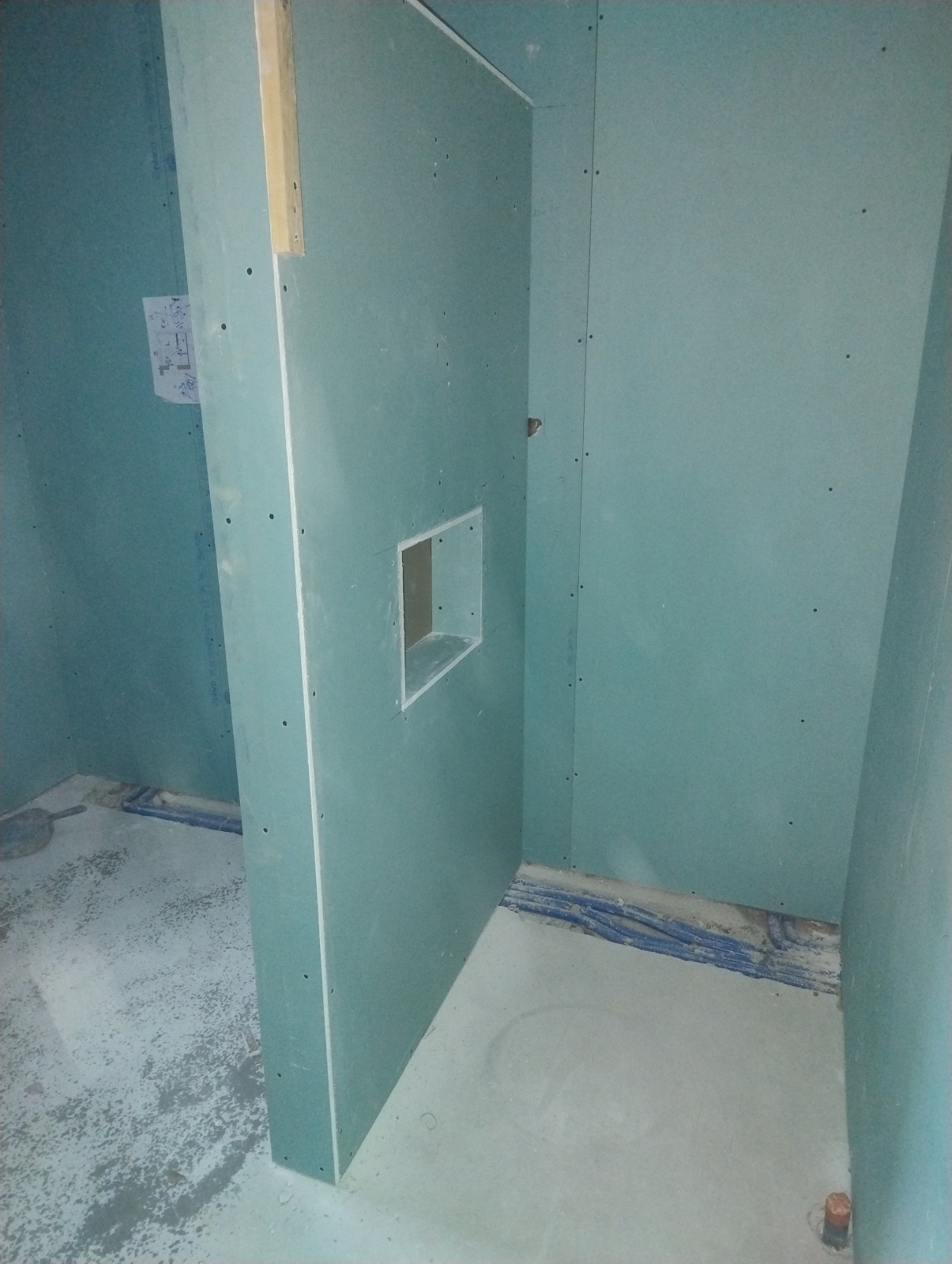 Création de niche salle de bain en placo hydrofuge à La Londe-les-Maures : une solution sur mesure signée Elya Placo