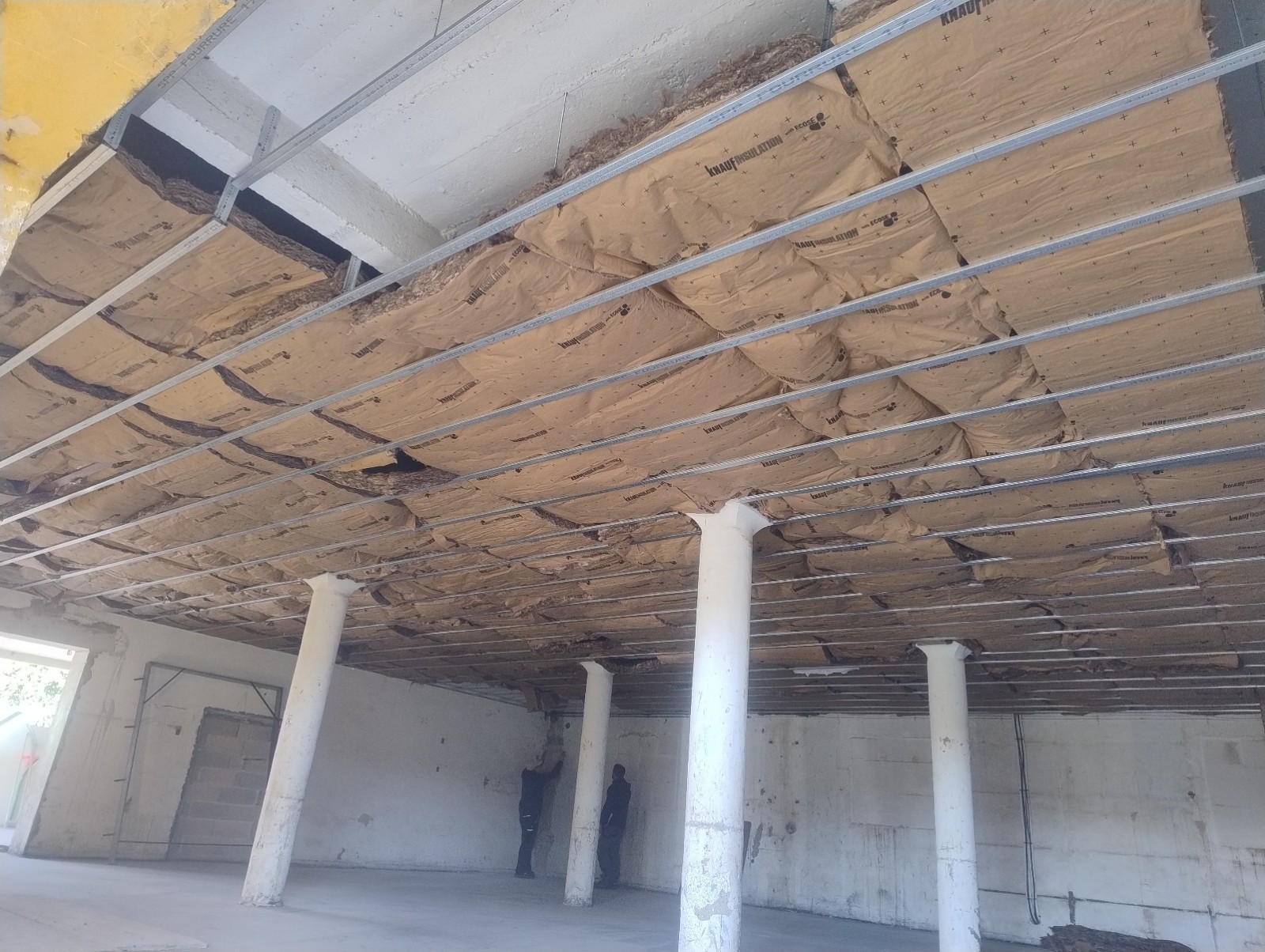 Placo rénovation d’un faux plafond suspendu avec ossature métallique, isolation 100 mm et habillage des poutres en bois dans un château à  La Londe-les-Maures.