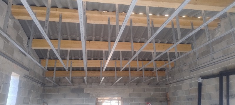 Faux plafond suspendu sur ossature métallique
