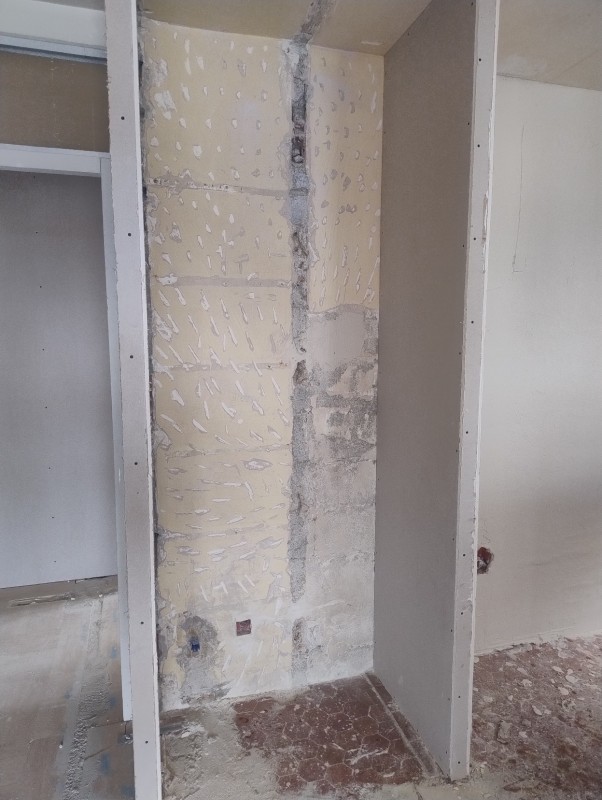 Dressage et lissage de mur fissuré avec enduit à Hyères