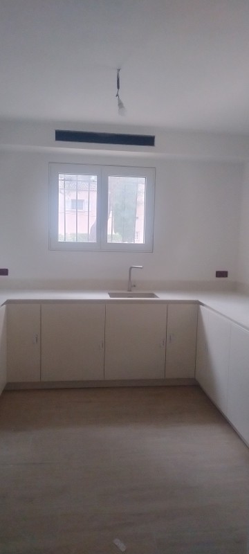 Cuisine rénovée placo isolation peinture et installation de meubles moderne à Sainte-Maxime