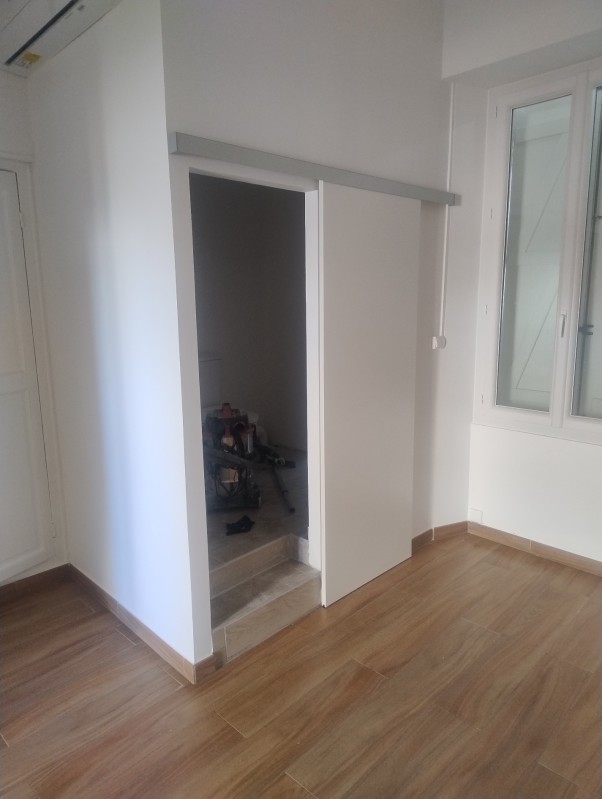 Pose de porte suspendue, peinture intérieure et carrelage