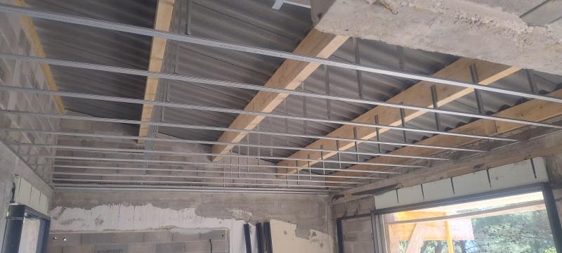 Faux plafond suspendu sur ossature métallique