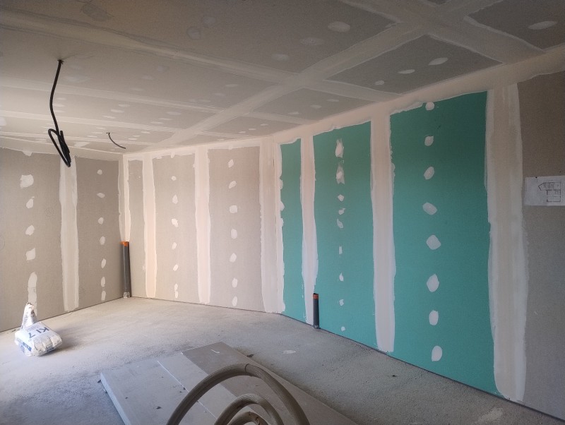 faux plafond suspendu et doublage avec isolations GR32 et ossature métallique à La Garde, entre Toulon et Hyères, près de La Londe-les-Maures : confort thermique et phonique garanti.