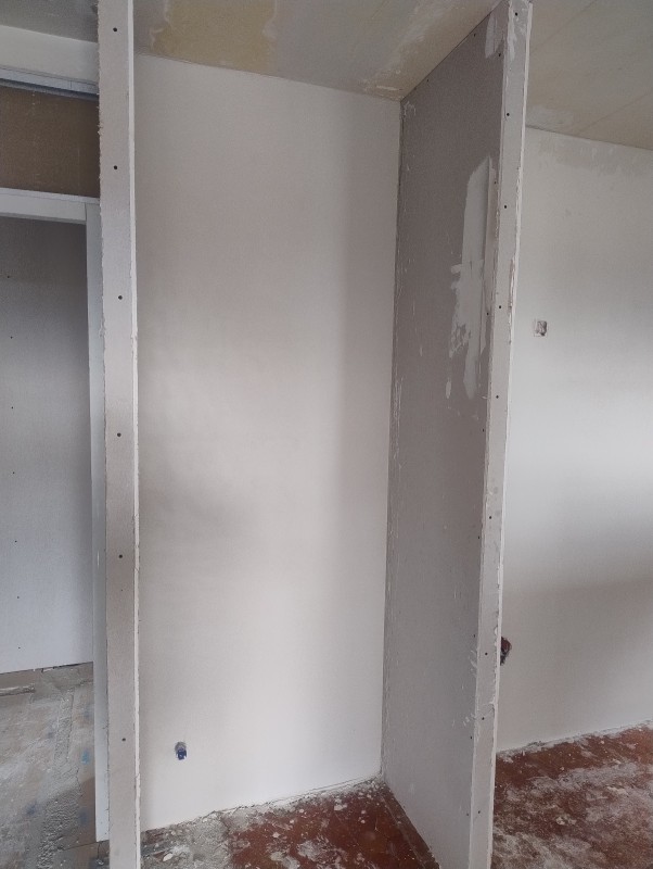 Dressage et lissage de mur fissuré avec enduit