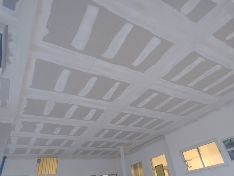 Faux plafond Placoplatre avec ossature métallique et bandes à joint entre plaques avec finition à La Crau, près de Hyères et La Londe-les-Maures, dans le Var 83.