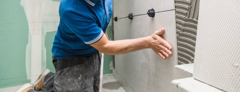 carreleur pour pose de carrelage grand format pour sol et salle de bain à Hyères