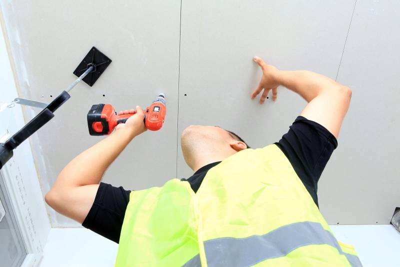 Faux plafond design avec éclairage LED indirect à Bormes-les-Mimosas – Fabrication sur mesure par artisan plaquiste au Lavandou et alentours