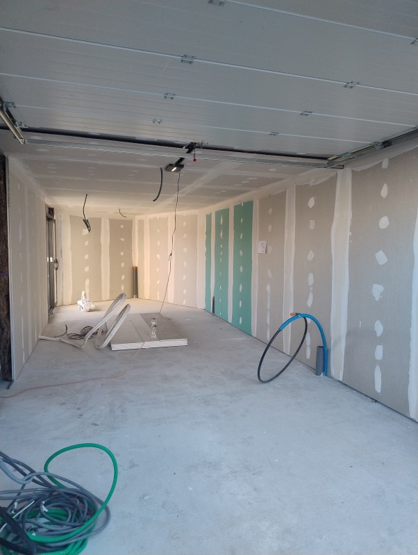 Artisan plaquistes Faux plafond et doublage avec isolations GR32 et ossature métallique à La Garde, entre Toulon et Hyères, près de La Londe-les-Maures : confort thermique et phonique garanti.