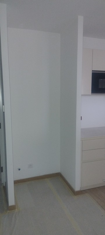 Cuisine rénovée placo isolation peinture et installation de meubles moderne à Sainte-Maxime