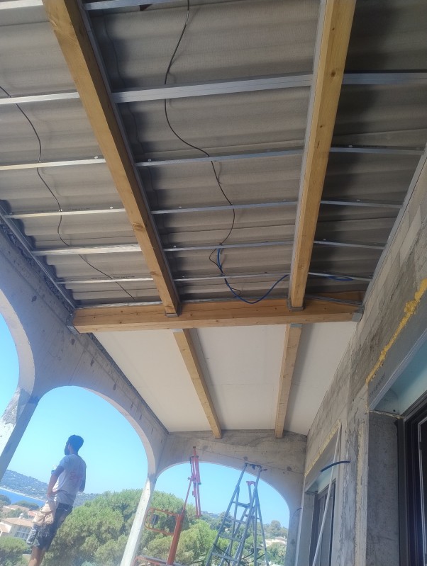 Pose faux plafond extérieur avec plaque pré jouable Hyères