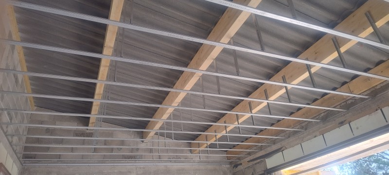 Faux plafond suspendu sur ossature métallique