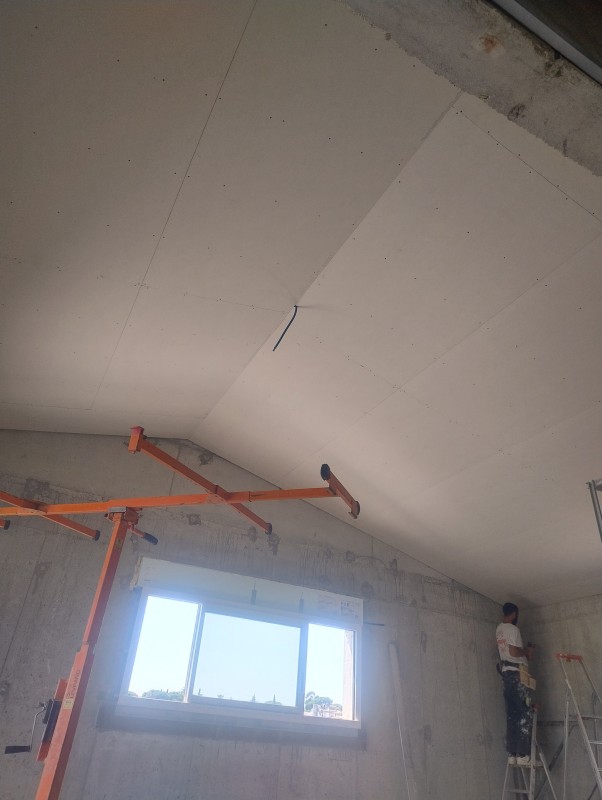 Réalisation d’un faux plafond extérieur entre poutres, avec ossature métallique et plaques de plâtre hydrofuges au Le Lavandou