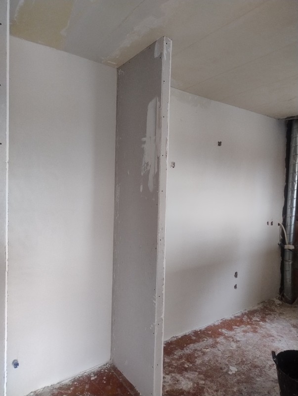 Dressage et lissage de mur fissuré