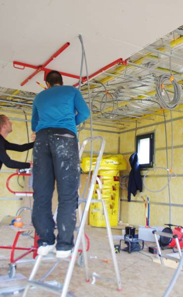 Artisan plaquiste pour création de faux plafond dans cuisine avec lumière directe et esthétique au Lavandou