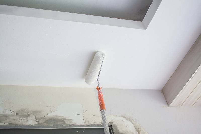 Faux plafond pour salle de bain avec placo hydrofuge et éclairage intégré par artisan à Bormes-les-Mimosas