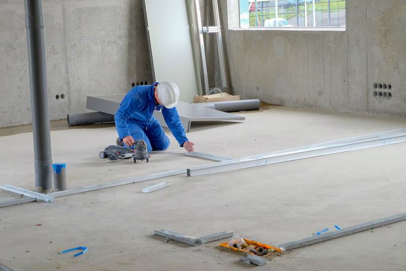 Faux plafond suspendu avec finition soignée et isolation phonique pour pièce de vie à Bormes-les-Mimosas