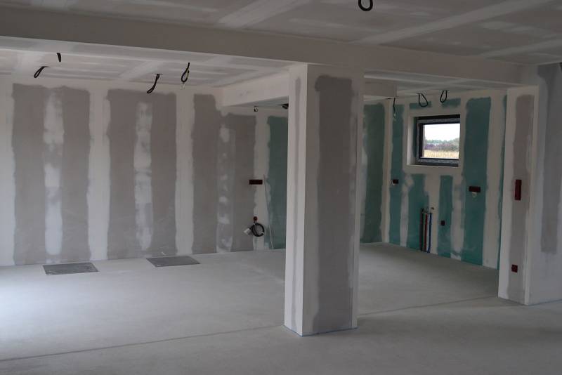 Création de faux plafond suspendu avec dalles acoustiques pour entreprise avec devis gratuit au Lavandou