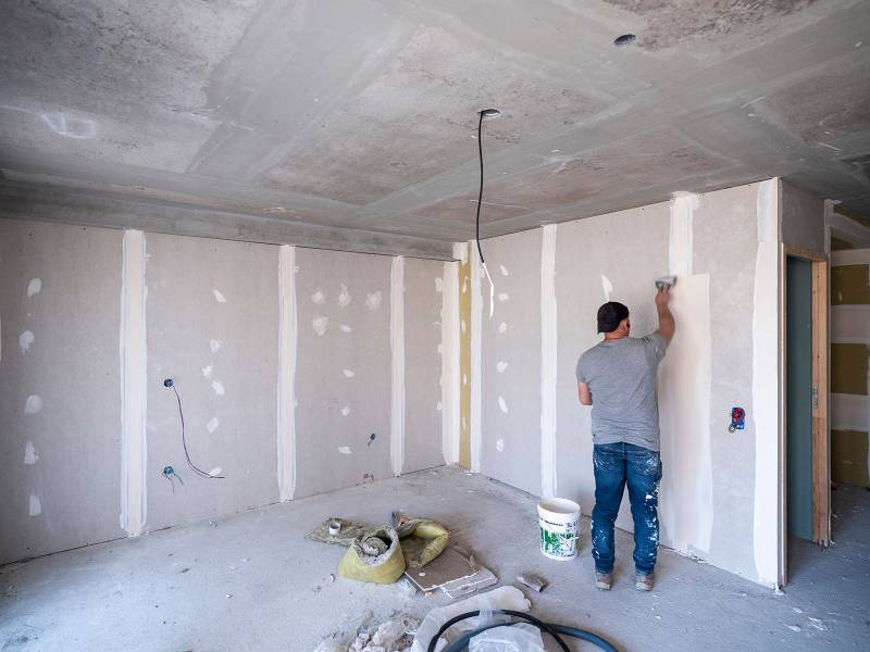 Installer un faux plafond décoratif avec bande LED dans votre salon à Toulon